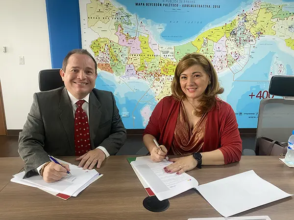 Firma de entrega de kits Olibots Arduino Advanced entre la Rectora de la Universidad Interamericana de Panamá y el director de INFOPLAZAS AIP